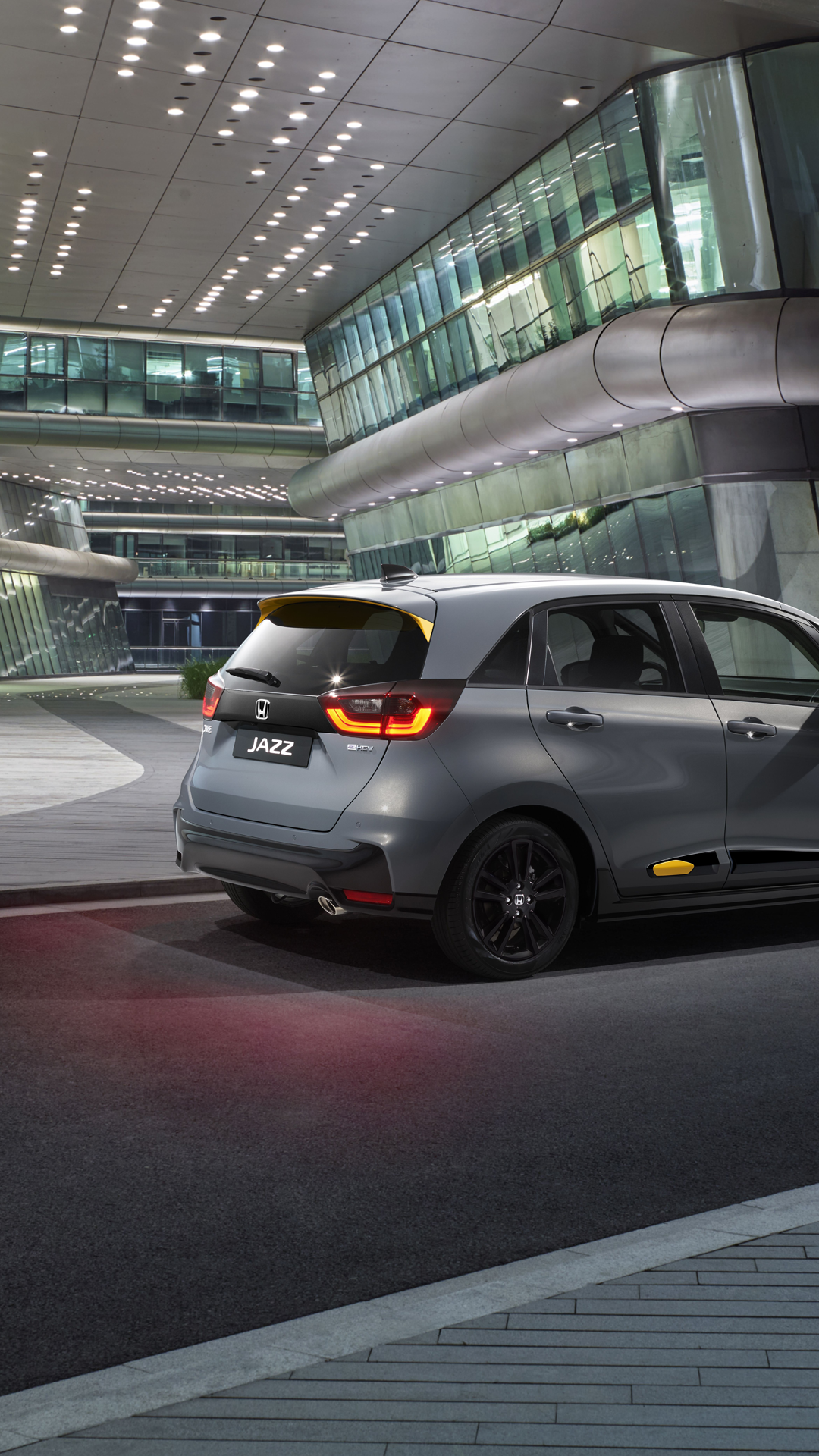 Vue arrière de la Honda Jazz stationnée en ville.